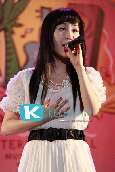 Zhang Li Yin in Thailand 19-03-10