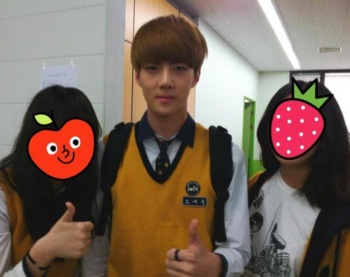 [Pic] Sehun @ School with Friends [via:fy-exo] 1P