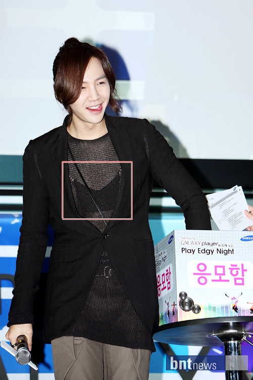 เรามาดูกันชัดๆนะคะสำหรับเสื้อ มันเป็นแค่ส่วนเล็กๆเอง แต่พอดีสูทมันปิดพอดีเลยออกมาแบบที่เข้าใจกันไป