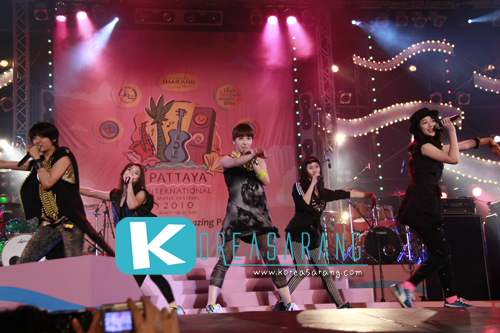 f(x) in Thailand 19-03-10:Victoria,Amber,Krystal,Sulli,Luna