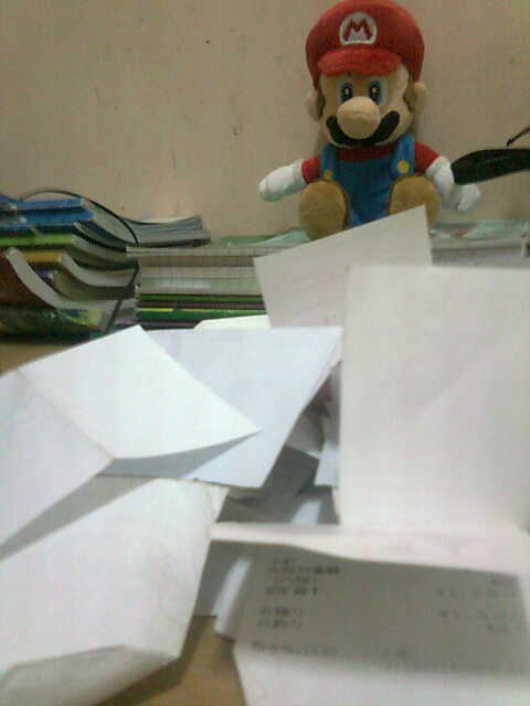 กองใบเสร็จที่กระจุกอยู่ในกระเป๋าสตางค์ครับ