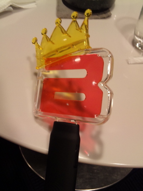 แท่งไฟอันใหม่ใช่ป่ะเนี่ย น่ารักอ่ะ อยากได้ 