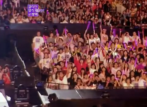 ชุดชมพูตรงกลาง = @koy_TotoRo