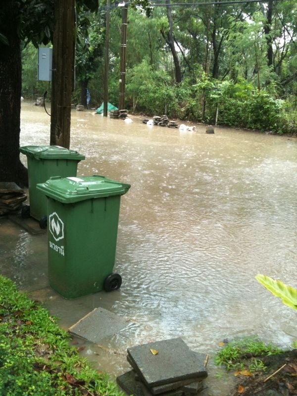 เมื่อคืนถนนในหมู่บ้านยังแห้งอยู่เลย ตอนนี้ท่วมฟุตบาทแล้ว