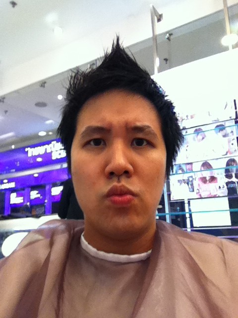 รอช่างตัดผม นานจริง >_<