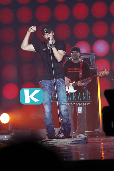 Enrique in Thailand 05-11-10