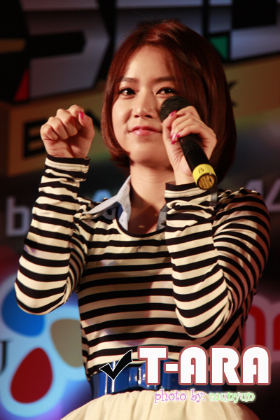 T-ARA in Thailand 05-04-10:Soyeon