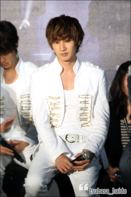 ไม่ได้ตั้งใจ..แต่คิดว่าสัญชาติญาณคงพาไป..รูปนี้มันเลยดูชัดตรงช่วงอก ส่วนหน้าเบลอๆไปหน่อย ห่ะๆๆ - -a