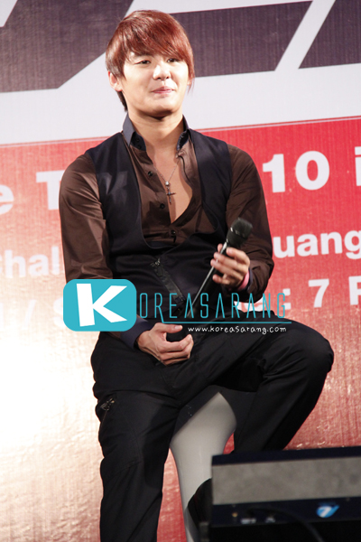 JYJ in Thailand 14-10-10:Junsu