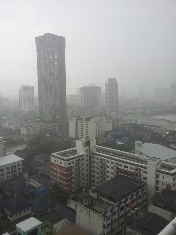 ฝนกระหน่ำ