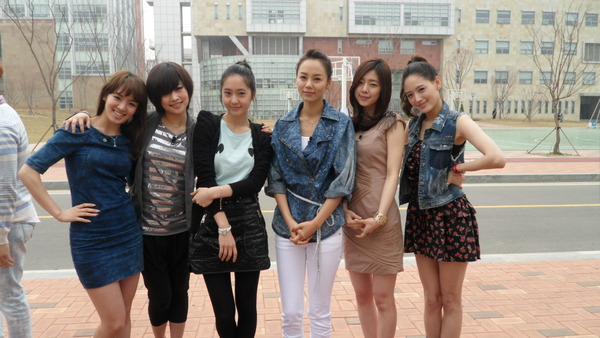 ฮโย นิโคล น้องคริส แล้วใครอีกล่ะนั่น...