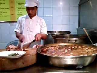 มื้อเที่ยงวันนี้คือข้าวขาหมูตรอกซุงที่มาบุญครอง แล้วตรอกซุงมันอยู่ไหนเนี่ย