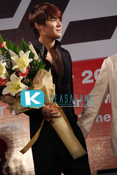 JYJ in Thailand 14-10-10:Junsu