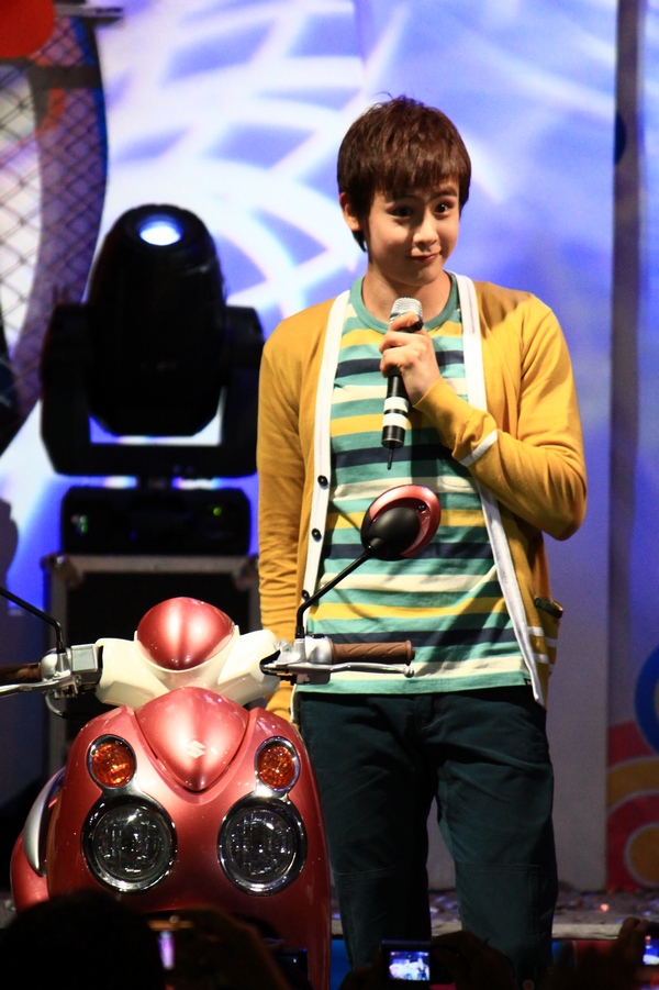 นิชคุนทำตาแบ๊ว งาน susuki อะไรซักอย่าง ณ central festival phuket (ฮารูปนี้มาก)