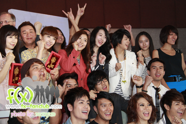 f(x) in Thailand 19-03-10:Victoria,Amber,Krystal,Sulli,Luna