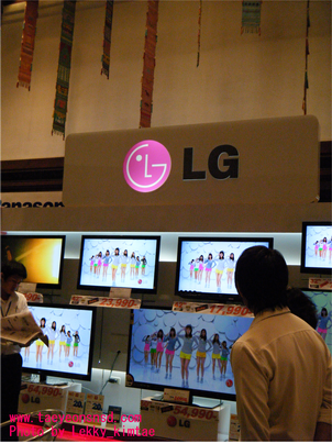 Gee at LG Booth Commart Thailand'11