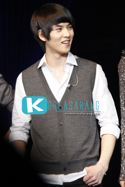 CNBLUE in Thailand 05-11-10:Jong Hyun