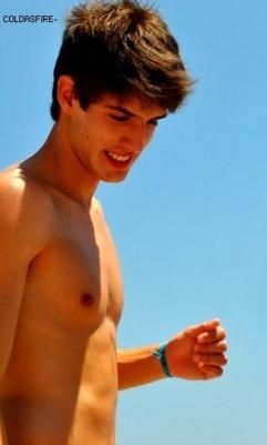 เชลซีกำลังจะซื้อนักเตะใหม่จากบราซิล...ฟอร์มเป็นไงไม่รู้..แต่พอเห็นรูปแล้ว รีบซื้อมาเลยเพ่!! ยืนคู่ตอร์เรสทีสาวกรี๊ดสลบแน่!!