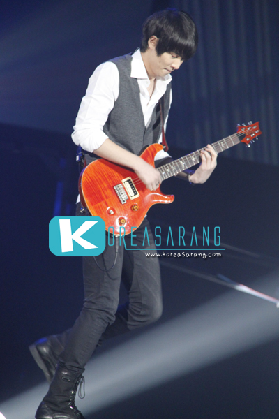 CNBLUE in Thailand 05-11-10:Jong Hyun