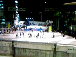 เหมือนว่าพรุ่งนี้จะมีงานอะไรสนุกๆที่ลานสยามแหะมีน้องๆมาซ้อมกายกรรมกันเต็มเลย แหกแข้งแหกขากันน่าดูชม lolz