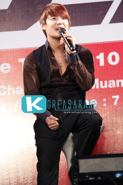 JYJ in Thailand 14-10-10:Junsu