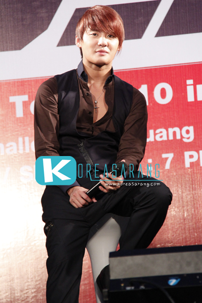 JYJ in Thailand 14-10-10:Junsu