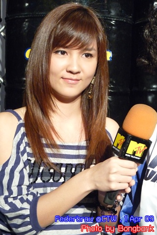 ผมอยากทราบว่าน้องนักข่าว MTV คนนี้ชื่ออะไรครับ น่ารักตรงสเป๊กผมสุดๆ
