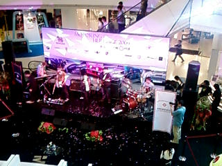 ชั้น1เซ็นเวิร์ด งานรถไรไม่รู้ แต่เครสเซ็นโด้กำลังร้องสดอยู่ เสียงเหมือนที่ฟังใน mp3 เลยแหะ 555