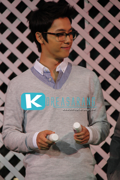 12 Plus Roll-on Press Conference 18-09-10:Donghae