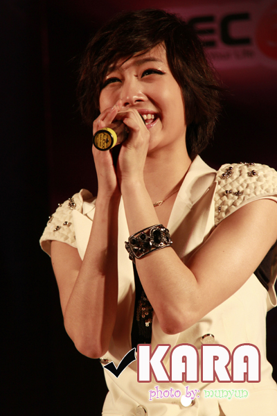 KARA in Thailand 05-04-10:Nicole