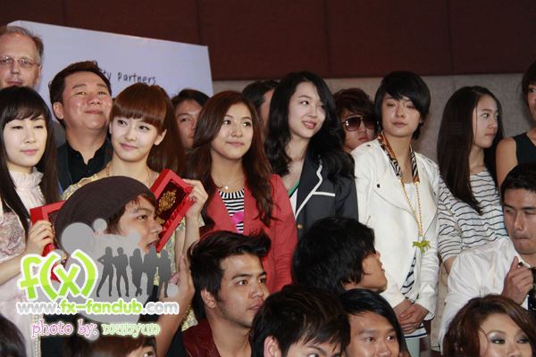 f(x) in Thailand 19-03-10:Victoria,Amber,Krystal,Sulli,Luna