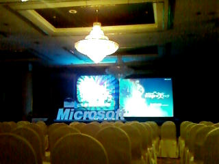 ในงานก็มีแต่ผู้ชายกับป้าแก่ๆผู้หญิงก็ไม่มีมาแข่งเลยตูจะถ่ายรูปคู่สาวไหนไปเนี่ย