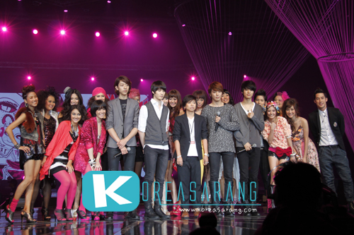 CNBLUE in Thailand 05-11-10 + PYNK 98 FM's DJ