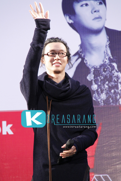 JYJ in Thailand 14-10-10:Yoochun