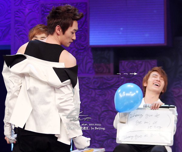 @donghae861015 à, biểu cảm như thế là ý gì khi @AllRiseSilver hành động như vậy hả =)) Ngượng ư =))