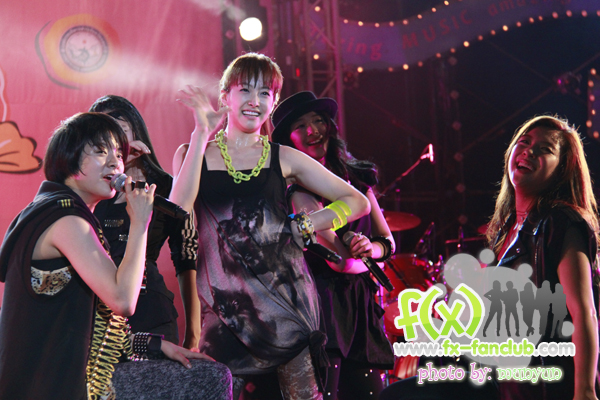 f(x) in Thailand 19-03-10:Victoria,Amber,Krystal,Sulli,Luna