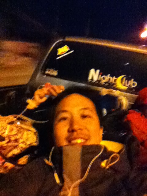 อยู่บนท้ายกระบะจากเชียงดาว มุ่งหน้าเชียงใหม่ นอนฟังเพลง ดูดาว อากาศเย็นๆ ชิวๆ เด็ดมวากกก