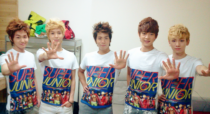 [PIC] SHINee wearing Super Junior's Tshirt (fr:psychochan weibo)