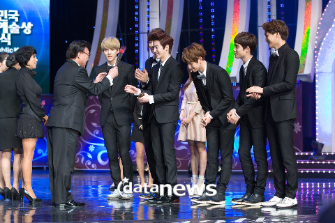 [Pic] 121128 EXO-K at The 19th Korean Entertainment Awards