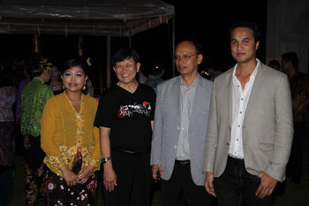 MBA 5 Ramkhamhaeng University holds the event to raise fund for flooding victim on 7th October 2011