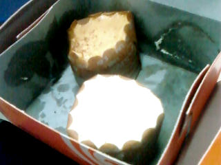 เตรียมกินเค้กจากร้าน kim`s home made ข้างซอยละลายทรัพย์ สีลม ที่ลุงเพื่อนพ่อซื้อมาฝากไว้เมื่อวาน