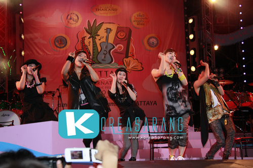 f(x) in Thailand 19-03-10:Victoria,Amber,Krystal,Sulli,Luna