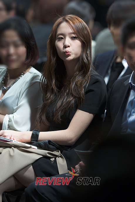 น้องจองนั่งดูพี่จ่า