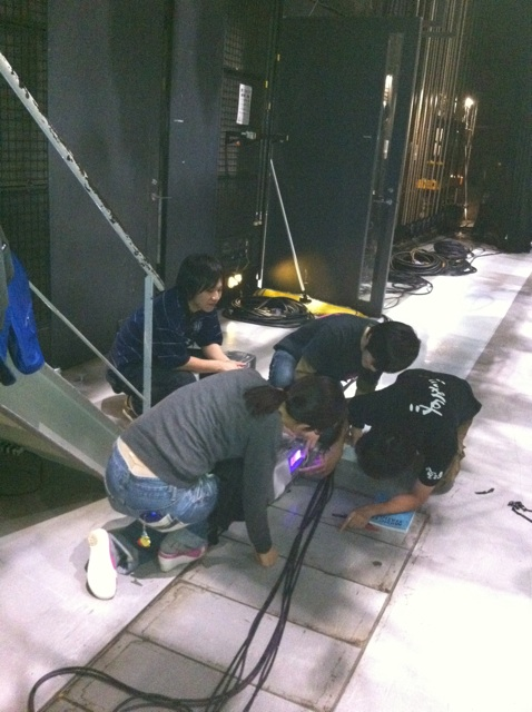 ทีมงาน music station กำลังเซตฉากสำหรับการแสดงของสาวๆในเช้านี้ 