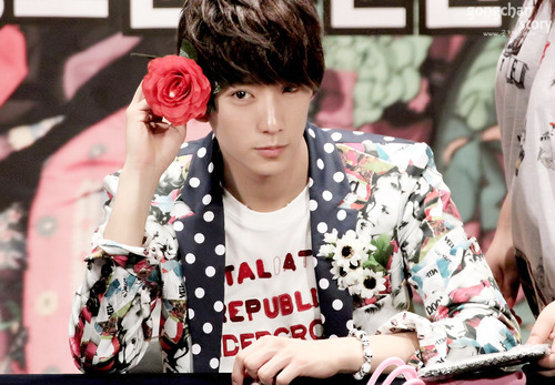 กุหลาบทัดหู