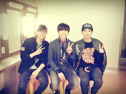 lชูสองนิ้ว+6นิ้ว