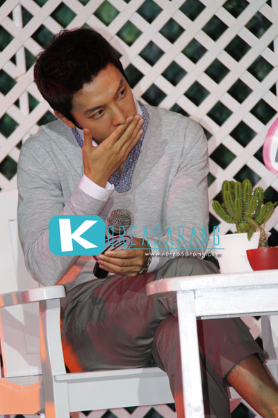 12 Plus Roll-on Press Conference 18-09-10:Donghae