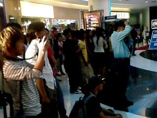 คนเยอะกว่าเมื่อกี้อีก เซ็ง!