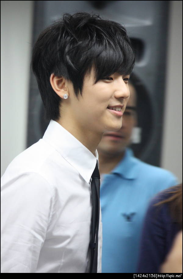 @Min_slady นอกใจมินนึงไปหาอีกมินนึงหรอส้ม เอิ้กๆ แต่มินฮยอกก็น่ารักจริงแหละ ..เอารูปเก่าๆมาให้ดู หน้าใสโคตรๆๆ