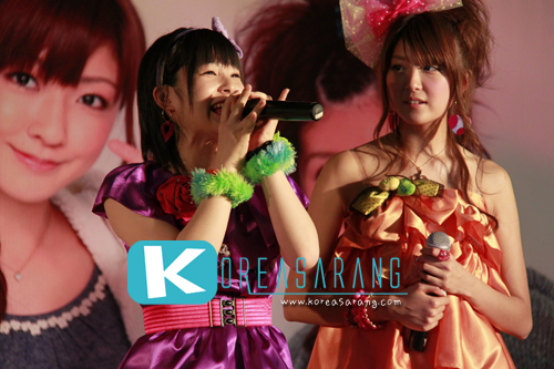 Berryz Kobo in Thailand 25-03-10:Momoko,Chinami